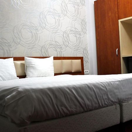 Kosher Hotel Lev Or Букурещ Екстериор снимка