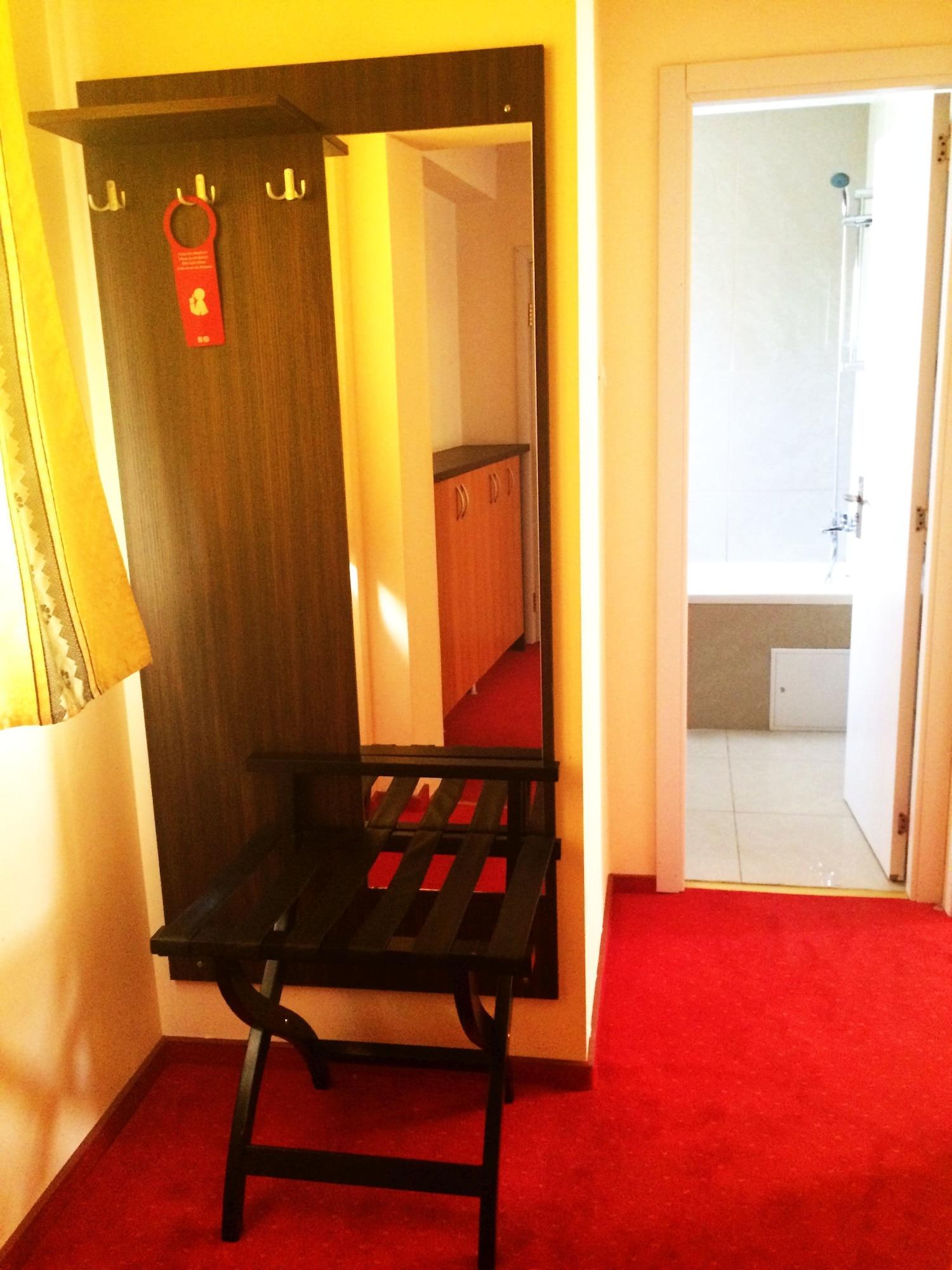 Kosher Hotel Lev Or Букурещ Екстериор снимка