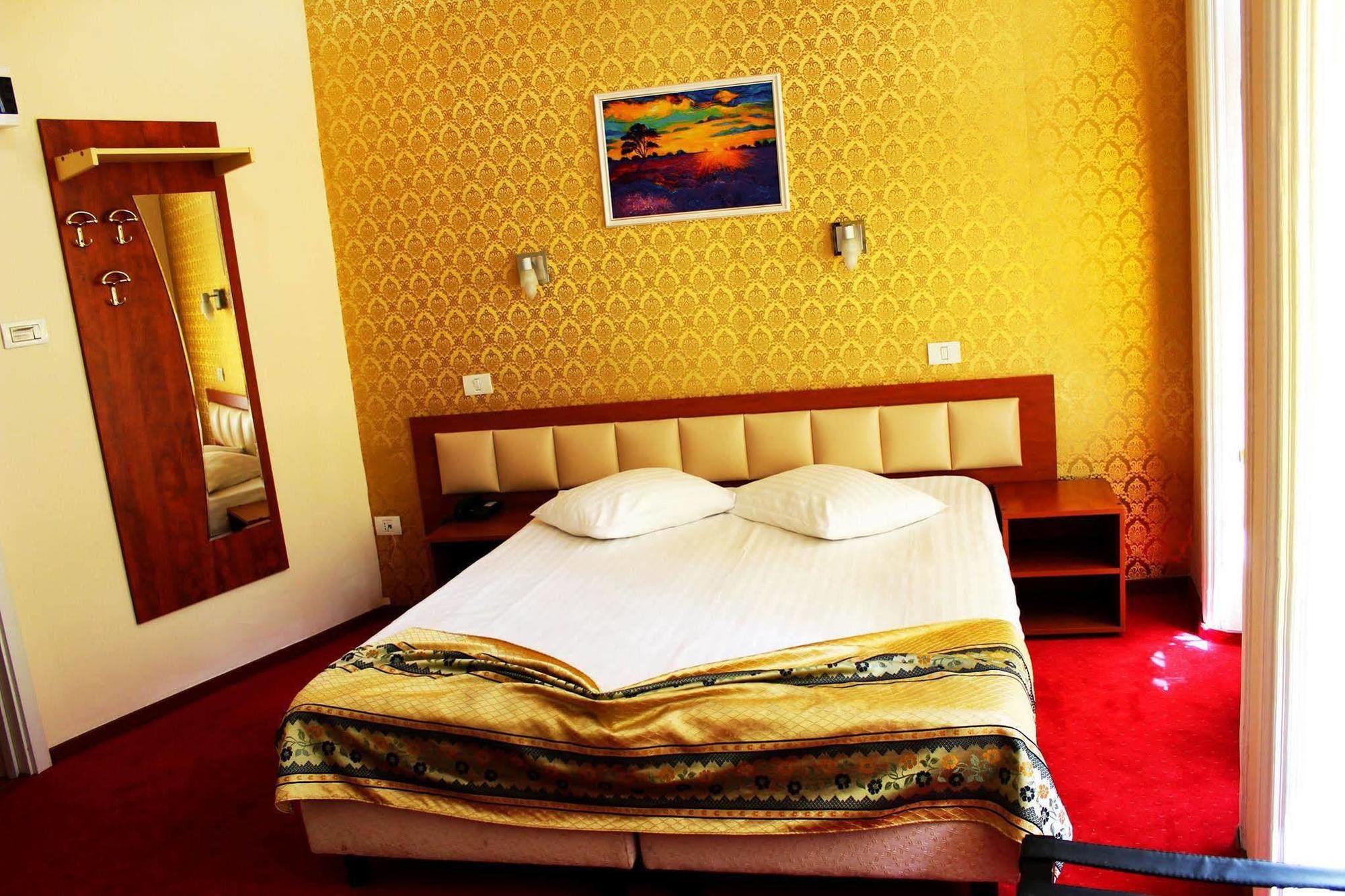 Kosher Hotel Lev Or Букурещ Екстериор снимка