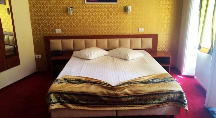Kosher Hotel Lev Or Букурещ Екстериор снимка