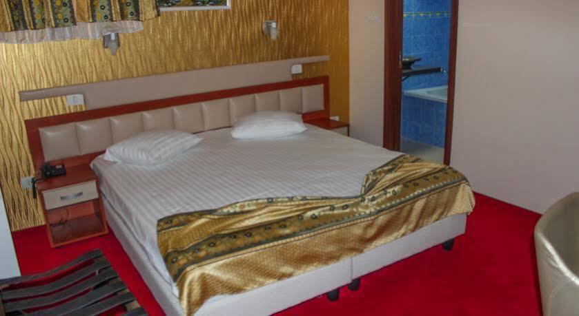 Kosher Hotel Lev Or Букурещ Екстериор снимка