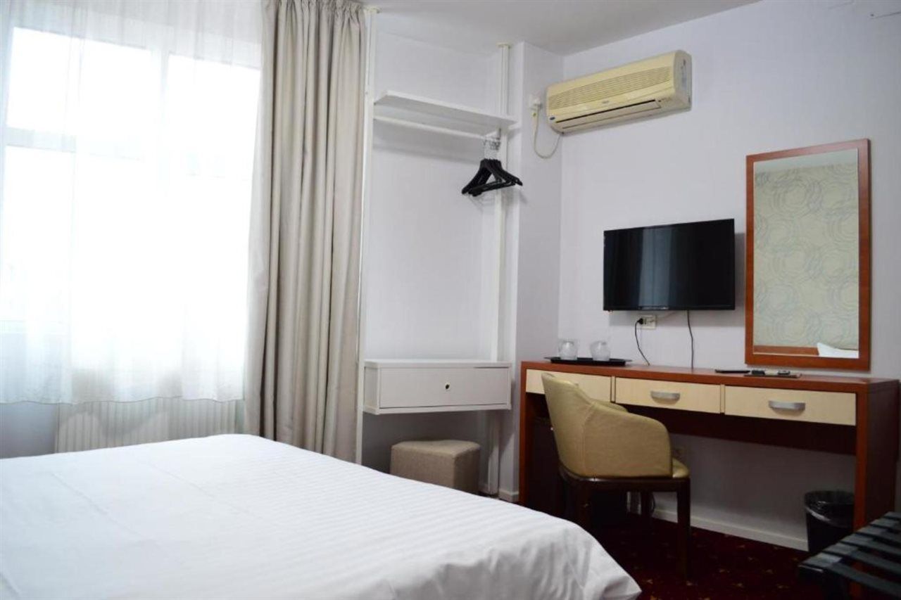 Kosher Hotel Lev Or Букурещ Екстериор снимка